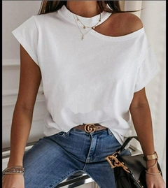 Ein Bekleidungsmodell aus dem Großhandel trägt 41824 - Blouse - White, türkischer Großhandel Bluse von Janes