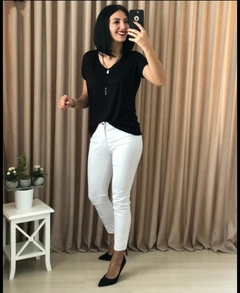 Ein Bekleidungsmodell aus dem Großhandel trägt 41935 - Blouse - Black, türkischer Großhandel Bluse von Janes