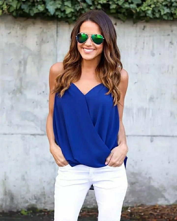 Bir model, Janes toptan giyim markasının 41955 - Blouse - Navy Blue toptan Bluz ürününü sergiliyor.