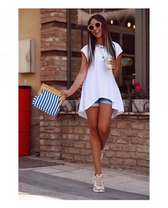 Bir model, Janes toptan giyim markasının 42019 - Blouse - White toptan Bluz ürününü sergiliyor.