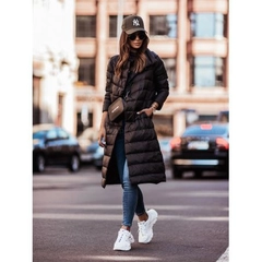 Bir model, Janes toptan giyim markasının 42079 - Coat - Black toptan Kaban ürününü sergiliyor.