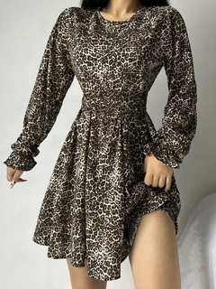 Bir model, Janes toptan giyim markasının 42190 - Dress - Leopard Pattern toptan Elbise ürününü sergiliyor.