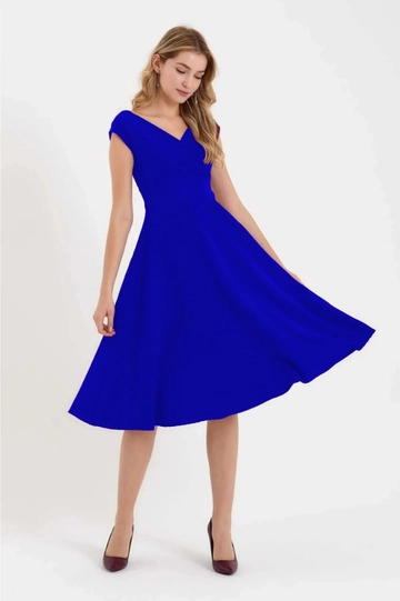 Bir model, Janes toptan giyim markasının  Elbise - Saks
 toptan Elbise ürününü sergiliyor.