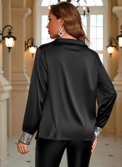 Een kledingmodel uit de groothandel draagt JAN10327 - Women's Long Sleeve Plunging Collar Sequined Cuff Detail Satin Blouse - Black, Turkse groothandel Blouse van Janes