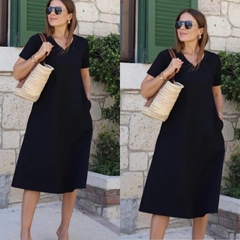 Bir model, Janes toptan giyim markasının JAN10406 - Women's Short Sleeve V-Neck Pocket Viscose Dress - Black toptan Elbise ürününü sergiliyor.