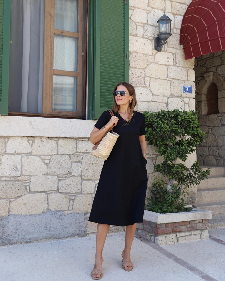 Een kledingmodel uit de groothandel draagt JAN10406 - Women's Short Sleeve V-Neck Pocket Viscose Dress - Black, Turkse groothandel Jurk van Janes