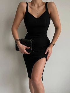 Bir model, Janes toptan giyim markasının JAN10712 - Strap Slit Knitwear Dress - Black toptan Elbise ürününü sergiliyor.