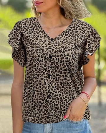 A wholesale clothing model wears  Women's Ruffled Short Sleeve V-Neck Button Detail Leopard Pattern Viscose Blouse - Brown
, Turkish wholesale Blouse of Janes