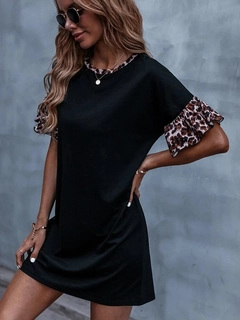 A wholesale clothing model wears JAN11559 - Women's Short Sleeve Sleeve And Collar Leopard Detail Sandy Dress - Black, Turkish wholesale Dress of Janes