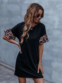 A wholesale clothing model wears JAN11559 - Women's Short Sleeve Sleeve And Collar Leopard Detail Sandy Dress - Black, Turkish wholesale Dress of Janes