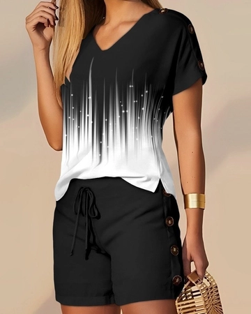 Un model de îmbrăcăminte angro poartă  Bluză De Scufundări Pentru Femei Cu Decolteu În V  Mâneci Scurte  Cu Mini-fante  Pantaloni Scurți De Scufundări Cu Detaliu Cu Nasturi - Negru
, turcesc angro A stabilit de Janes