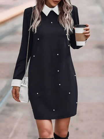 Bir model, Janes toptan giyim markasının  Kadın Uzun Kollu Polo Yaka Inci Detay Krep Elbise - Siyah
 toptan Elbise ürününü sergiliyor.