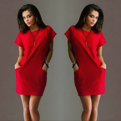 Bir model, Janes toptan giyim markasının JAN11710 - Women's Short Sleeve Crew Neck Pocket Detail Two Thread Dress - Red toptan Elbise ürününü sergiliyor.