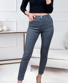 Una modella di abbigliamento all'ingrosso indossa jan13152-lycra-high-waist-jean-trousers-gray, vendita all'ingrosso turca di Jeans di Janes