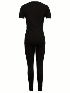 A wholesale clothing model wears jan13627-women's-short-sleeve-queen-print-viscose-suit-black, Turkish wholesale Suit of Janes