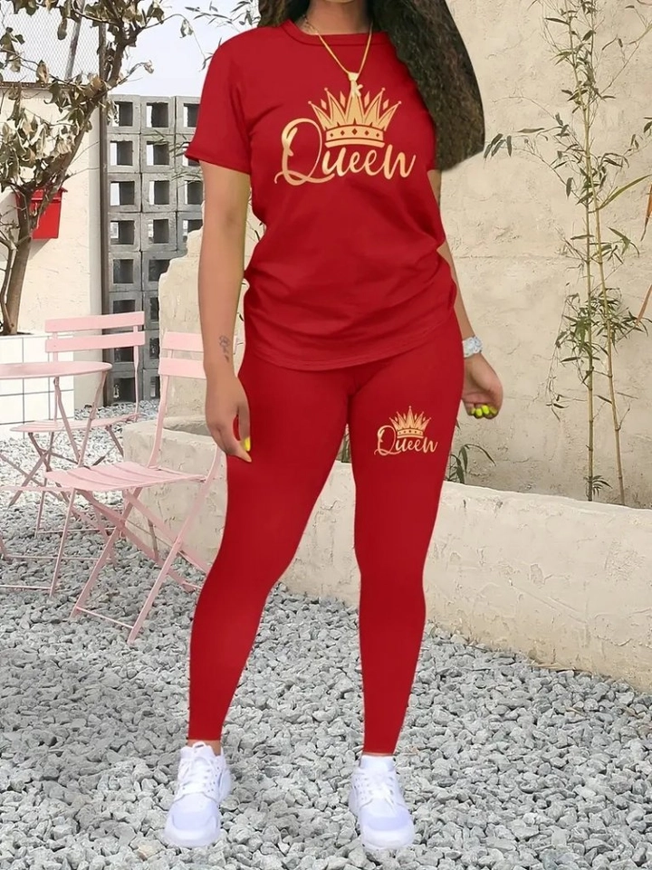 A wholesale clothing model wears jan13630-women's-short-sleeve-queen-print-viscose-suit-red, Turkish wholesale Suit of Janes