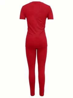 A wholesale clothing model wears jan13630-women's-short-sleeve-queen-print-viscose-suit-red, Turkish wholesale Suit of Janes