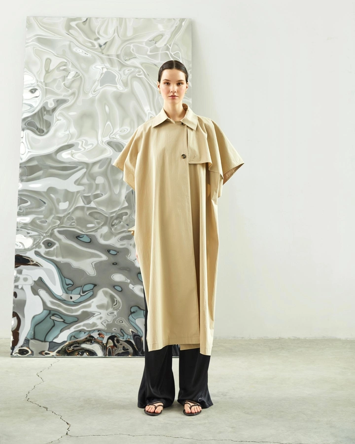 A wholesale clothing model wears jst10221-sleeveless-oversize-trench-coat-beige, Turkish wholesale Trenchcoat of Juste
