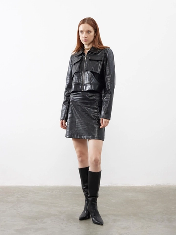 Ein Bekleidungsmodell aus dem Großhandel trägt  Gemusterter Minirock Aus Leder Mit Taschenbezug In Schwarz
, türkischer Großhandel Rock von Juste