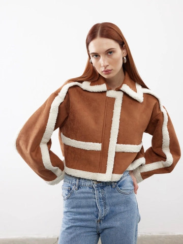 A wholesale clothing model wears  Furry Suede Crop Jacket Tan
, Turkish wholesale Jacket of Juste