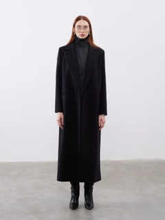 A wholesale clothing model wears jst10266-oversize-black-stamp-double-breasted-coat, Turkish wholesale Coat of Juste