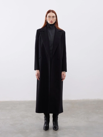 Bir model, Juste toptan giyim markasının  Oversize Siyah Kaşe Kruvaze Kaban
 toptan Kaban ürününü sergiliyor.