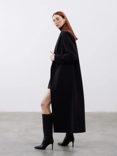 Een kledingmodel uit de groothandel draagt jst10266-oversize-black-stamp-double-breasted-coat, Turkse groothandel Jas van Juste