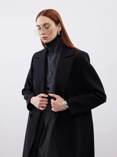 Ένα μοντέλο χονδρικής πώλησης ρούχων φοράει jst10266-oversize-black-stamp-double-breasted-coat, τούρκικο Σακάκι χονδρικής πώλησης από Juste