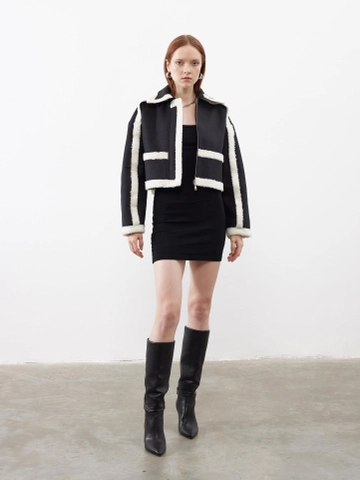 Bir model, Juste toptan giyim markasının  Kürklü Süet Crop Ceket Siyah
 toptan Ceket ürününü sergiliyor.