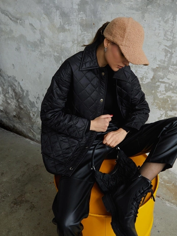 Bir model, Juste toptan giyim markasının  Kapitone Düğme Detay Oversize Ceket Siyah
 toptan Ceket ürününü sergiliyor.