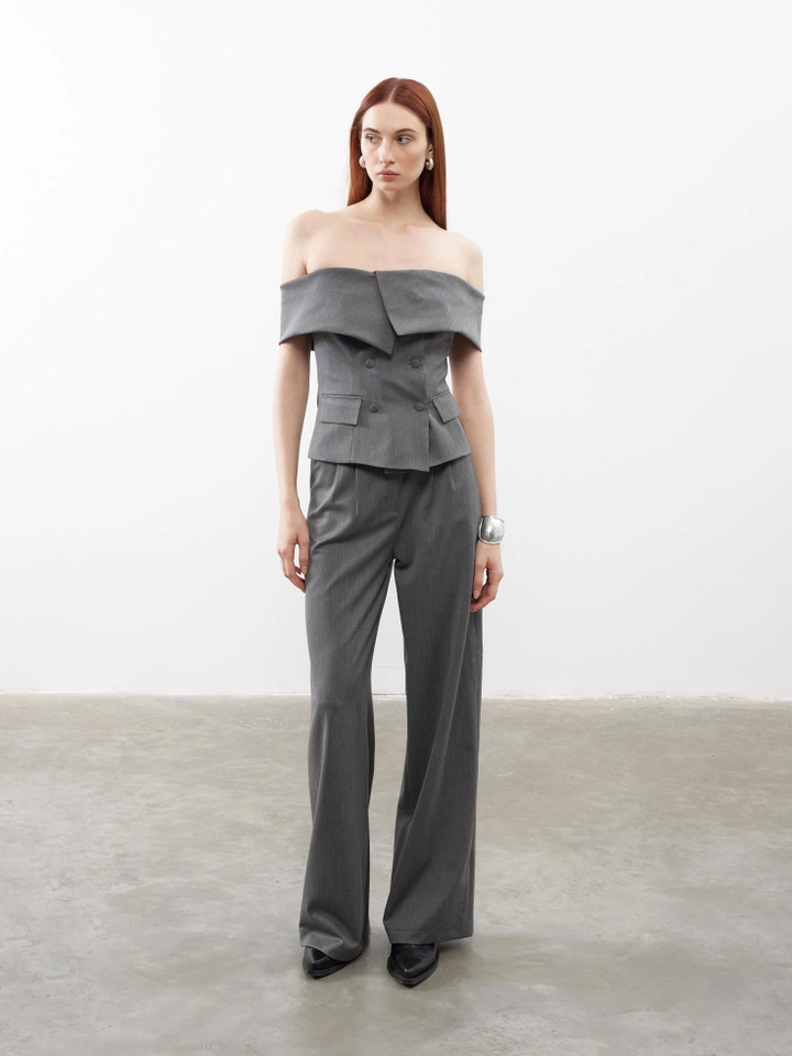 Bir model, Juste toptan giyim markasının jst10269-pleat-detailed-palazzo-trousers-gray toptan Pantolon ürününü sergiliyor.