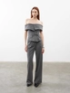 Bir model,  toptan giyim markasının jst10269-pleat-detailed-palazzo-trousers-gray toptan  ürününü sergiliyor.