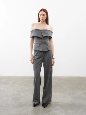 Een kledingmodel uit de groothandel draagt  Palazzobroek met plooidetails, grijs
, Turkse groothandel Broek van Juste