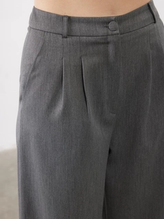 Um modelo de roupas no atacado usa jst10269-pleat-detailed-palazzo-trousers-gray, atacado turco Calça de Juste