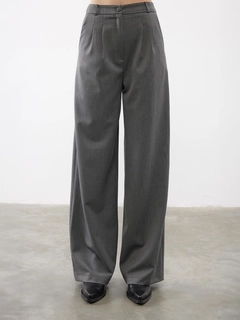 A wholesale clothing model wears jst10269-pleat-detailed-palazzo-trousers-gray, Turkish wholesale Pants of Juste