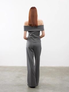 Een kledingmodel uit de groothandel draagt jst10269-pleat-detailed-palazzo-trousers-gray, Turkse groothandel Broek van Juste