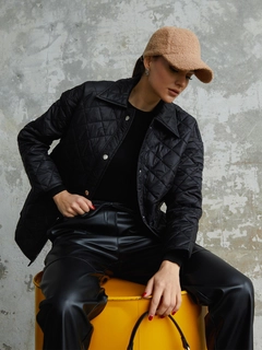 A wholesale clothing model wears jst10268-quilted-button-detail-oversize-jacket-black, Turkish wholesale Jacket of Juste