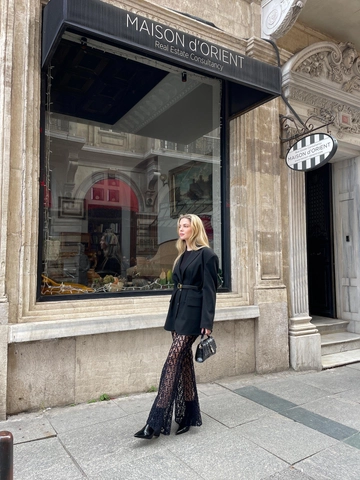 Ένα μοντέλο χονδρικής πώλησης ρούχων φοράει  Δαντελένιο Παντελόνι Με Μακριά Σχέδια Με Φαρδύ Πόδι
, τούρκικο Παντελόνι χονδρικής πώλησης από Juste