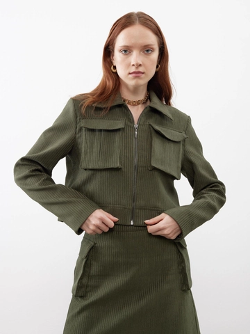 Ein Bekleidungsmodell aus dem Großhandel trägt  Samtjacke Mit Taschendetail Khaki
, türkischer Großhandel Jacke von Juste
