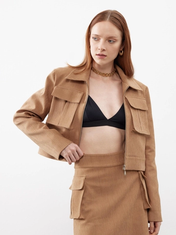 Bir model, Juste toptan giyim markasının  Kadife Cep Detay Ceket Bej
 toptan Ceket ürününü sergiliyor.