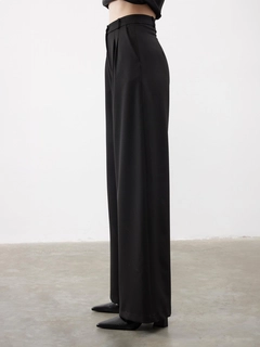 Ένα μοντέλο χονδρικής πώλησης ρούχων φοράει jst10149-pleat-detailed-palazzo-trousers-black, τούρκικο Παντελόνι χονδρικής πώλησης από Juste