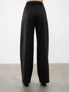 Un mannequin de vêtements en gros porte jst10149-pleat-detailed-palazzo-trousers-black, Pantalon en gros de Juste en provenance de Turquie