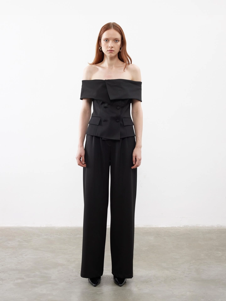 Bir model, Juste toptan giyim markasının jst10149-pleat-detailed-palazzo-trousers-black toptan Pantolon ürününü sergiliyor.