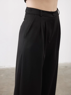 Una modella di abbigliamento all'ingrosso indossa jst10149-pleat-detailed-palazzo-trousers-black, vendita all'ingrosso turca di Pantaloni di Juste