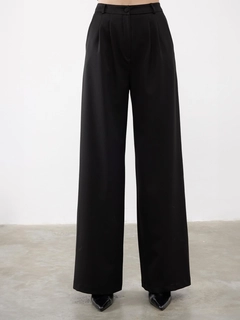 A wholesale clothing model wears jst10149-pleat-detailed-palazzo-trousers-black, Turkish wholesale Pants of Juste