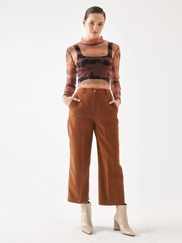 Een kledingmodel uit de groothandel draagt  Fluwelen camelkleurige broek met korte pijpen
, Turkse groothandel Broek van Juste