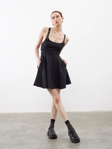 A wholesale clothing model wears  Strap Detailed Flounce Dress Black
, Turkish wholesale Dress of Juste