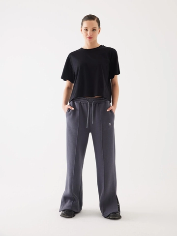 A wholesale clothing model wears  Smoked Rare Slit Detail Jogger
, Turkish wholesale Sweatpants of Juste