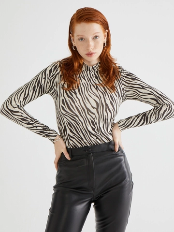 A wholesale clothing model wears  Zebra Pattern Turtleneck Black Bodysuit
, Turkish wholesale Blouse of Juste
