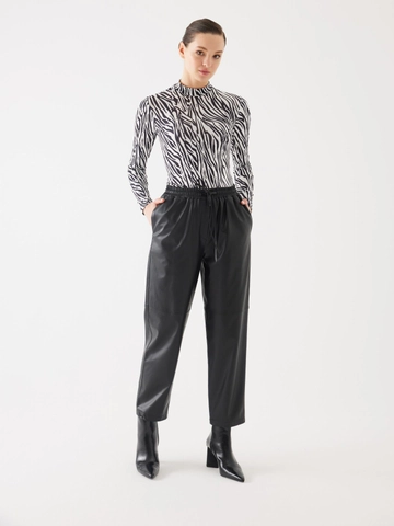 Hurtowa modelka nosi  Czarne skórzane spodnie sznurowane z przeszyciami
, turecka hurtownia Spodnie firmy Juste